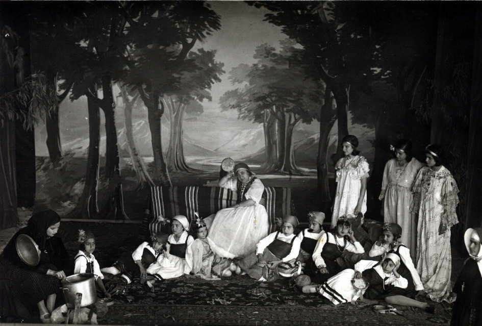 أسمهان مسرحية أسمهانية في مدرسة الراهبات هذه الفرصة غنائيّة آمال الأطرش كولومبيا أصبحت فصول الفرنسيين زمن الانتداب