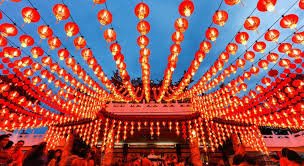 تعليق الفوانيس السنة الصينية عام الحصان الناري 2026 يناير التحديات مثبتة في الختام تبقى علمية مرام عامر اللون الذهبي 