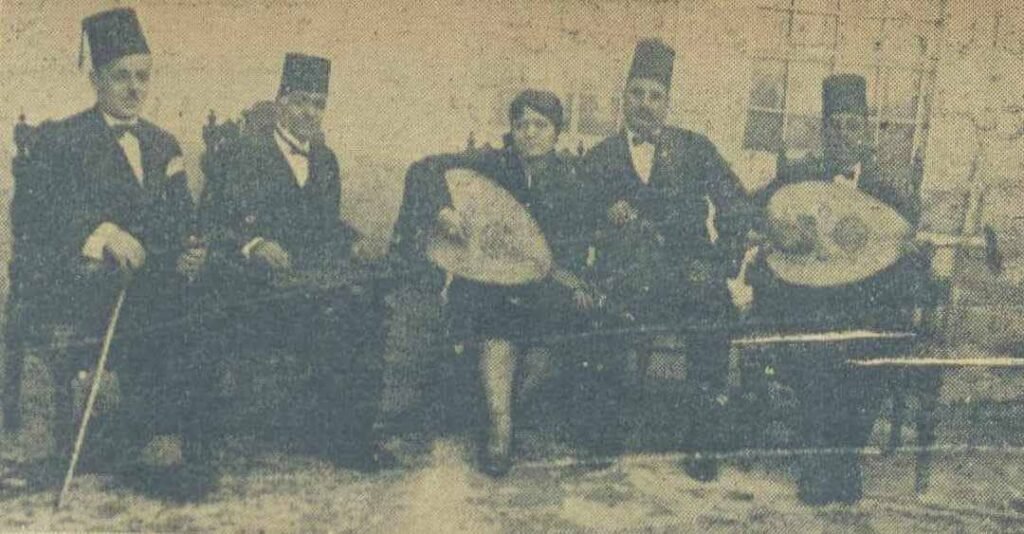 غنت ماري جبران الموشحات والأدوار ببراعه وتعلمت العزف على العود ، وفي عام 1919 شاهدها المسرحي المصري "علي الكسار" الذي كان حينها يقدم عروض مسرحيه في فلسطين فعرض عليها ان تلتحق بفرقته فبدأت شهرتها السريعة تثير غيرة خالتها