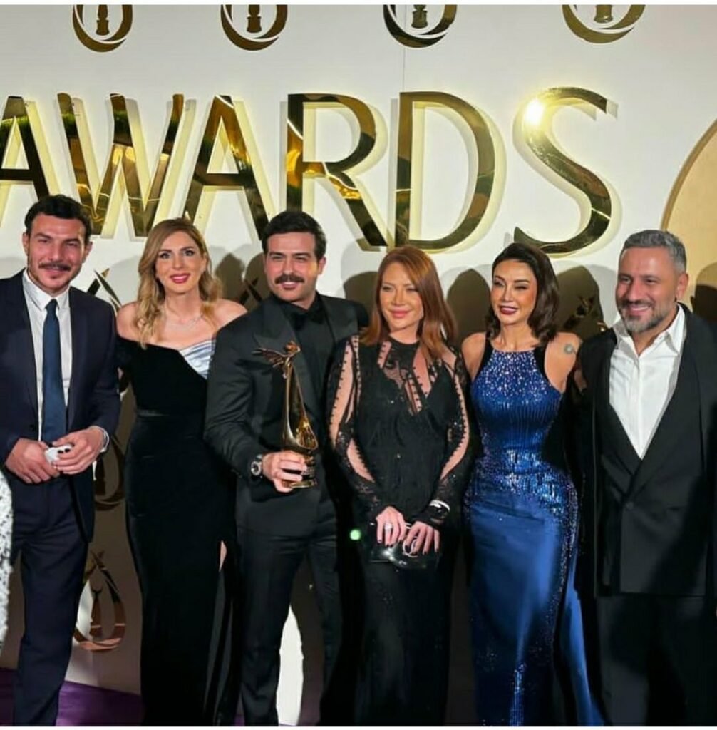الفنانين السوريين في جوي أووردز 2023 والفنان محمود نصر بينهم ومعه درع التكريم وهو الفنان السوري المجتهد والمخلص لأدواره