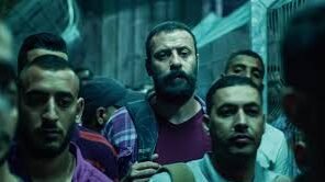 لقطة من فيلم 200 متر أثناء عبور مصطفى الممر للحصول على تصريح رسمي بالزيارة