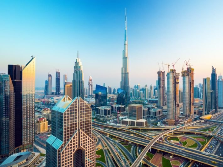 أثناء استقلال الحافلة غفوت وبعد ربع ساعة أيقظتني إشعارات الهاتف المحمول الذي أتم شحنه الكهربائي وما جاء منها على صفحاتي على مواقع التواصل الاجتماعي فقد كنت في رحلة ضمن كوكب الإمارات الموازي