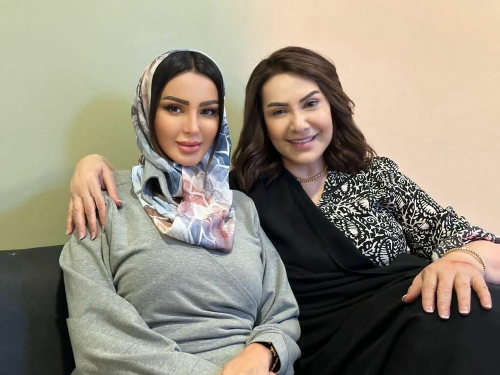 الفنانة شيماء يونس تتحدث اللهجة السورية وهي تحمل الجنسية السورية والمصرية وتقيم في مصر وهذه صورة من مسلسلها مع الفنانة هدى حسين