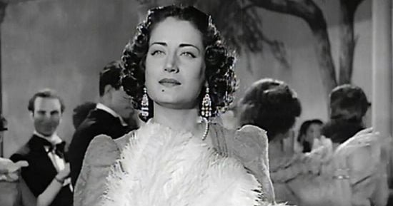 غنت أسمهان في العام 1932 على المسرح وتخللت مسيرتها لافنية اعتزالين بسبب زواجها ولأسباب سياسية لكن الإذاعة المصرية تعاقدت معها على 12 أغنية وتقاضت لقاء ذلك 40 جنيه على الأغنية الواحدة