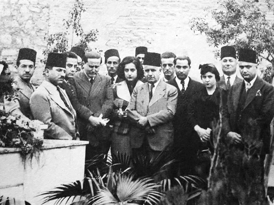 غنت أسمهان لشركة بيضافون أغنية ليت للبراق ثم جاءت أغنية أسقنيها التي لحنها محمد عبد الوهاب ولم تلقى قبولاً فلحنها القصبجي