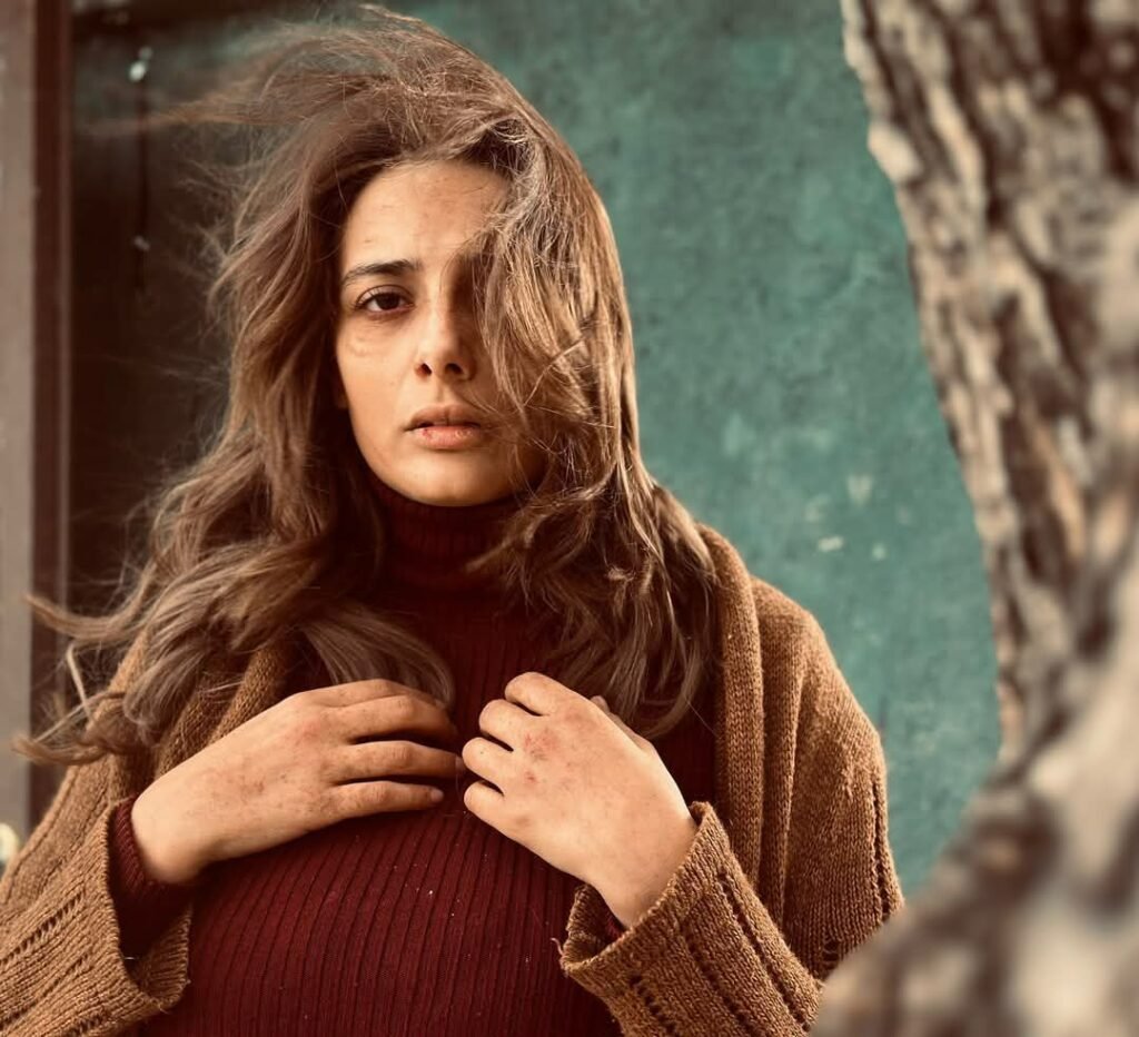 نانسي خوري الفنانة السورية في مسلسل البطل في موسم رمضان 2025 بدور الأم التي تنزح وتحاول تأمين متطلبات وليدها