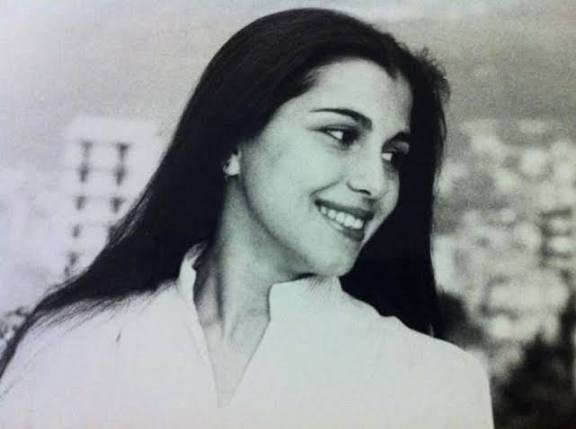 الفنانة ماجدة الرومي تناولتها الصحافة بعد ركوعها أمام فيروز في تعزيتها برحيل زياد الرحباني وهذا ما ذكرنها بقصة ركوع أسمهان لأم كلثوم وهي غير حقيقية