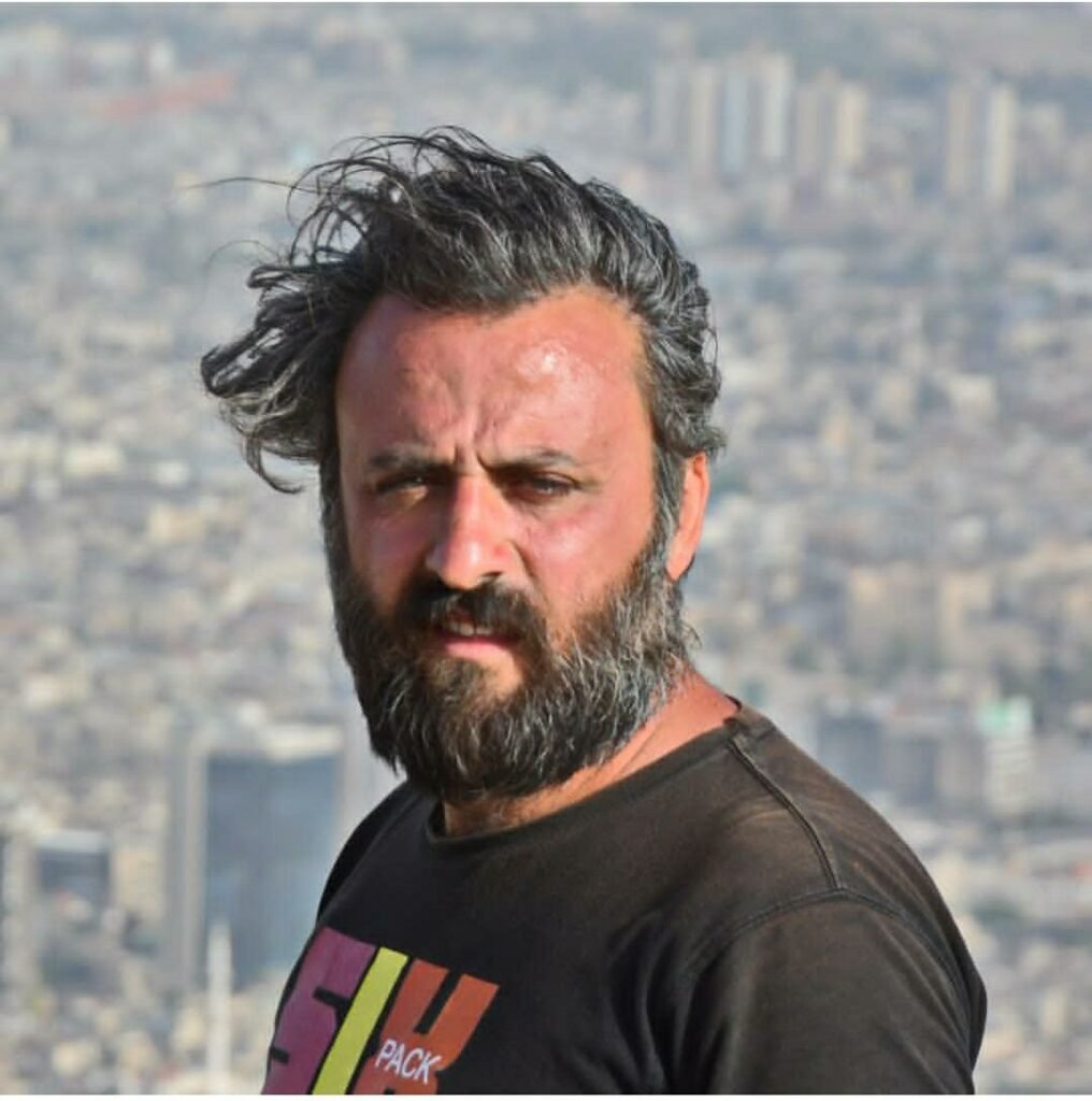 الفنّان ومدرب الممثلين أكثم حمادة البعض يشرع بتفصيل حياته على قدّ التطرّف وازدهرت الدراما السوريّة سابقاً حيث ظهرت من رحم الحرب والانقسام